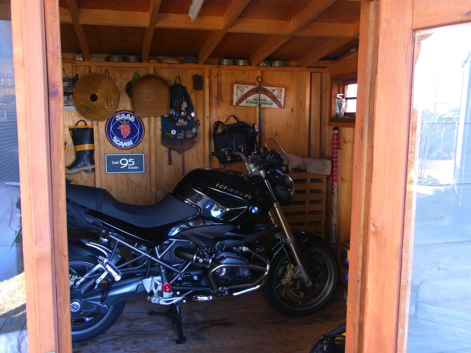 ガレージ内の大型バイクとメンテナンス道具